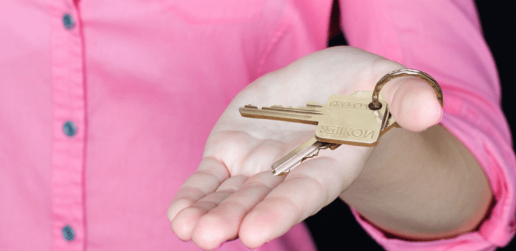 Bij een huizenverkoop kun je niet alleen je huissleutels, maar ook je hypotheek doorgeven. Met een doorgeefhypotheek kun je jouw lage rente bij verkoop van je huis doorgeven aan een ander. © Tumisu / Pixabay